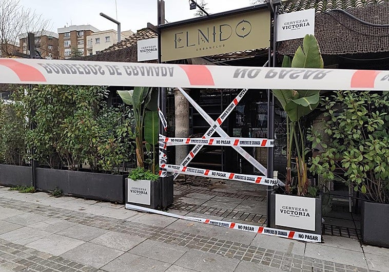 Los Bomberos precintan un bar del Violón tras desprenderse unas tejas